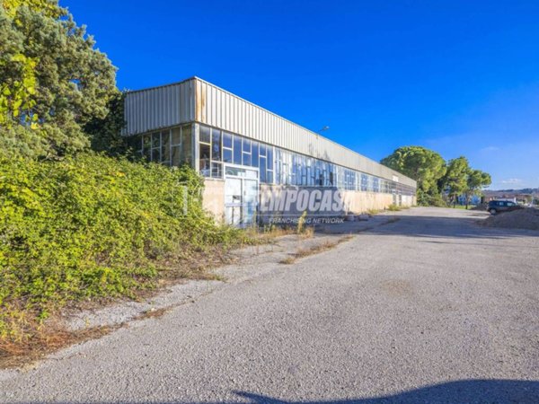 locale commerciale in vendita a Montecosaro in zona Borgo Stazione