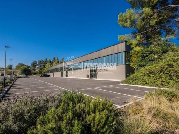 locale commerciale in vendita a Montecosaro in zona Borgo Stazione