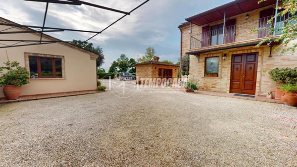 casa indipendente in vendita a Montecosaro in zona Borgo Stazione