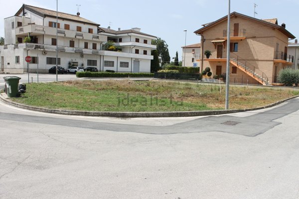 terreno edificabile in vendita a Montecosaro in zona Borgo Stazione