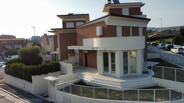 casa indipendente in vendita a Montecosaro in zona Borgo Stazione