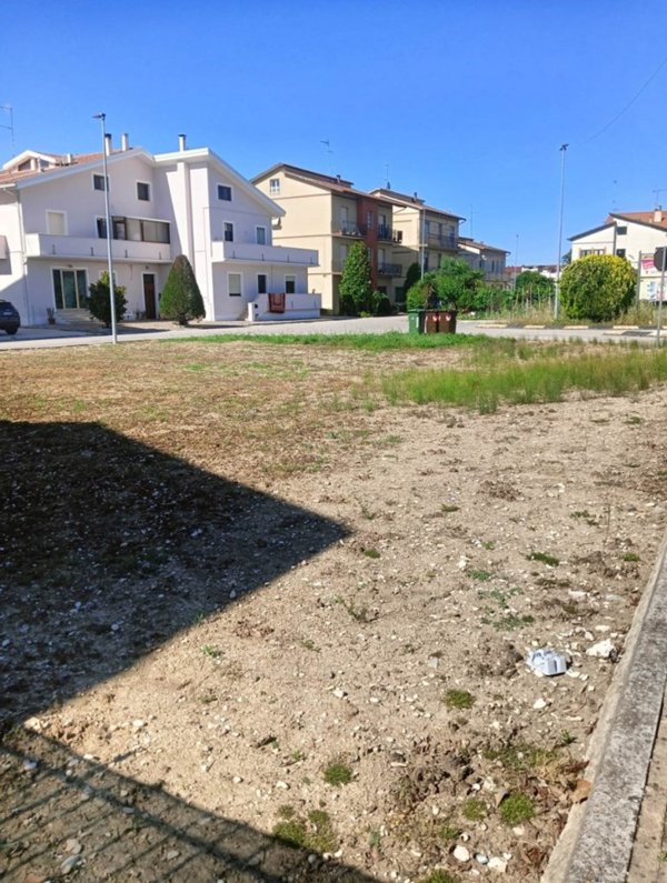 negozio in vendita a Montecosaro in zona Borgo Stazione