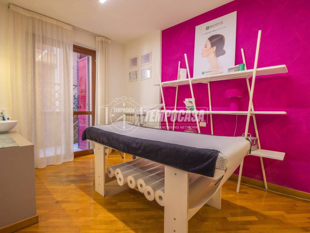 negozio in vendita a Montecosaro in zona Borgo Stazione