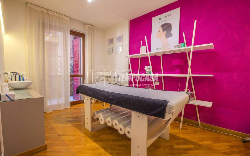 negozio in vendita a Montecosaro in zona Borgo Stazione