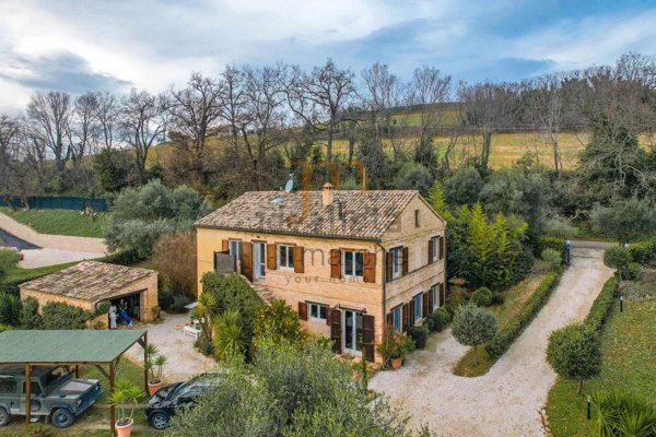 casale in vendita a Montecosaro