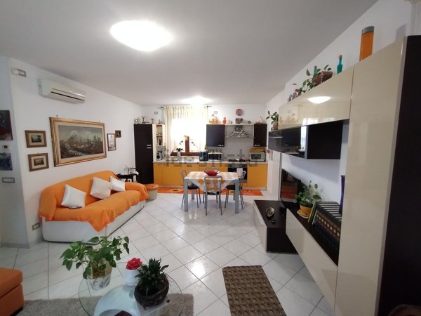 appartamento in vendita a Montecosaro in zona Borgo Stazione