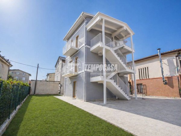 casa indipendente in vendita a Montecosaro in zona Borgo Stazione