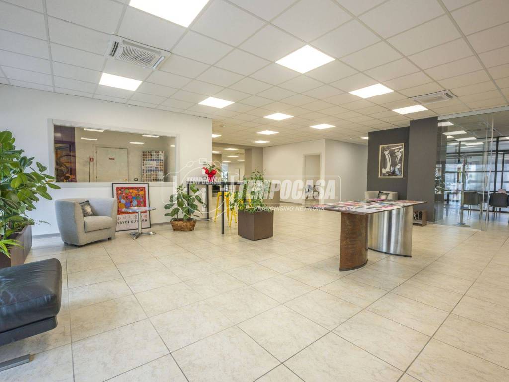 ufficio in vendita a Montecosaro in zona Borgo Stazione