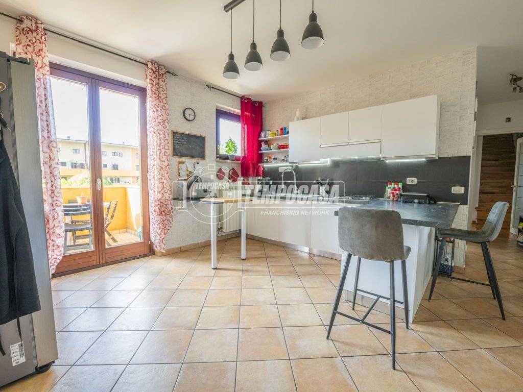 appartamento in vendita a Montecosaro in zona Borgo Stazione