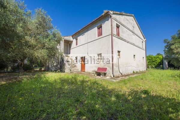quadrivano in vendita a Montecosaro in zona Crocette