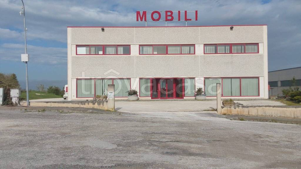 locale commerciale in vendita a Montefano