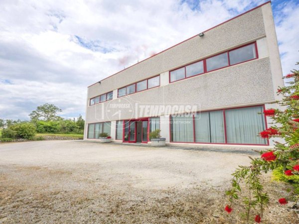 locale commerciale in vendita a Montefano