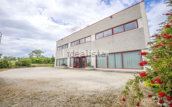 locale commerciale in vendita a Montefano