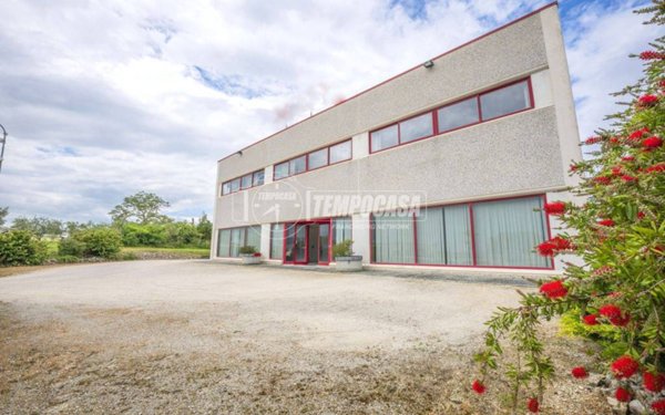 locale commerciale in vendita a Montefano