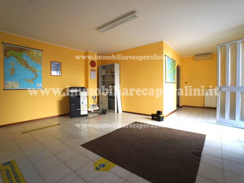 locale commerciale in vendita a Montefano in zona Montefanovecchio