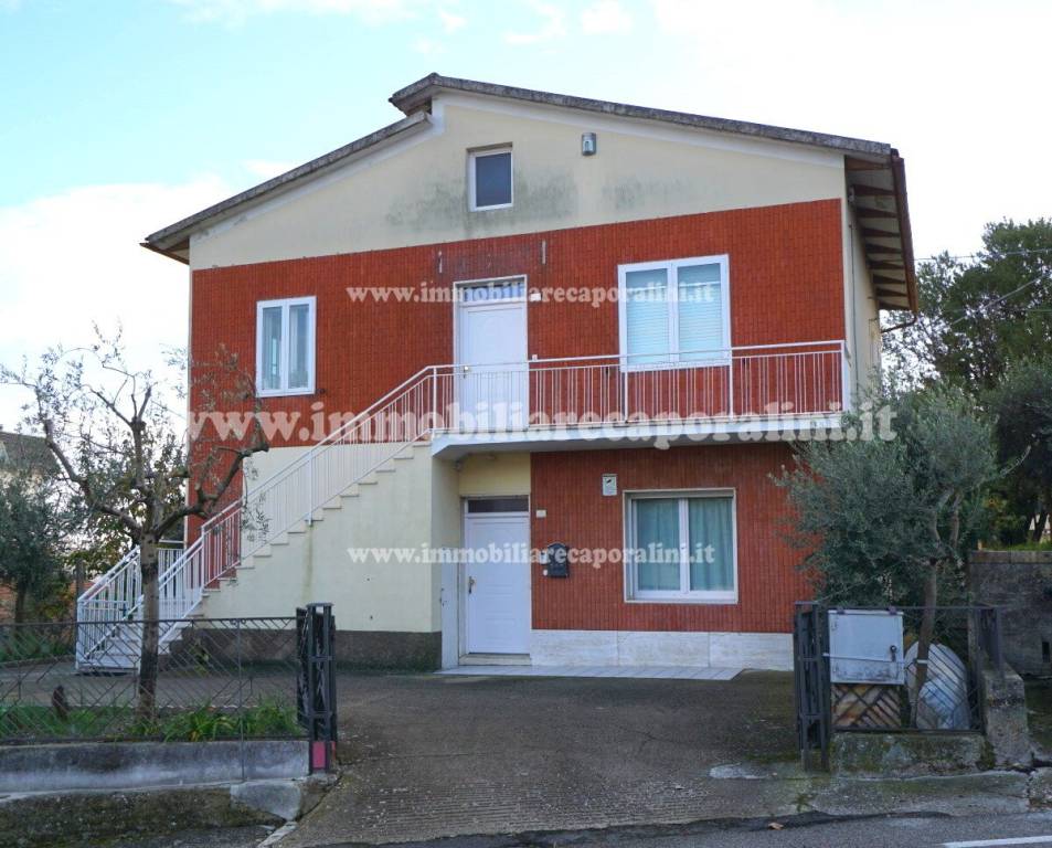 casa indipendente in vendita a Montelupone