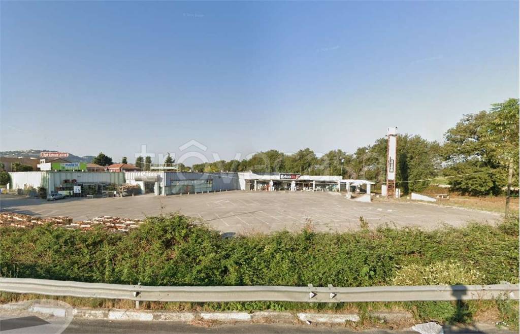 locale commerciale in vendita a Montelupone