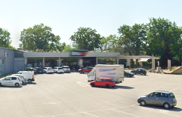 locale commerciale in vendita a Montelupone
