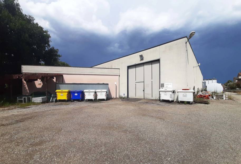 locale commerciale in vendita a Montelupone