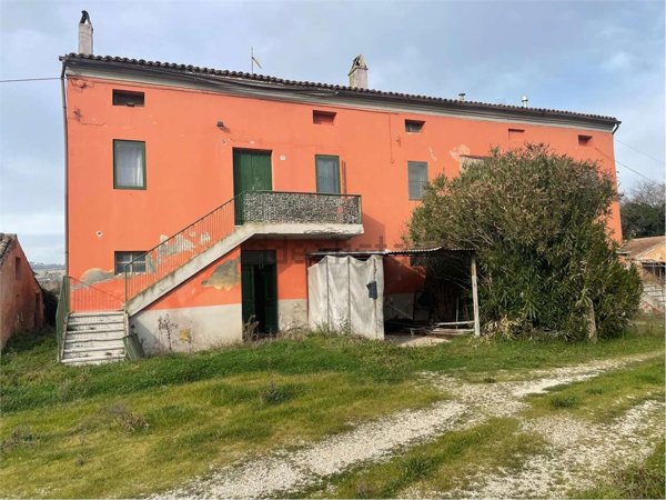 casale in vendita a Montelupone in zona San Firmano