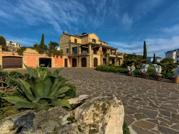 casa indipendente in vendita a Montelupone