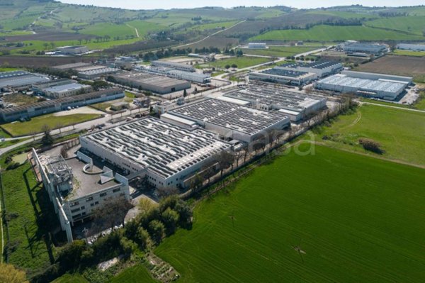 locale commerciale in vendita a Montelupone