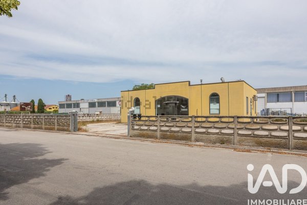 locale commerciale in vendita a Montelupone