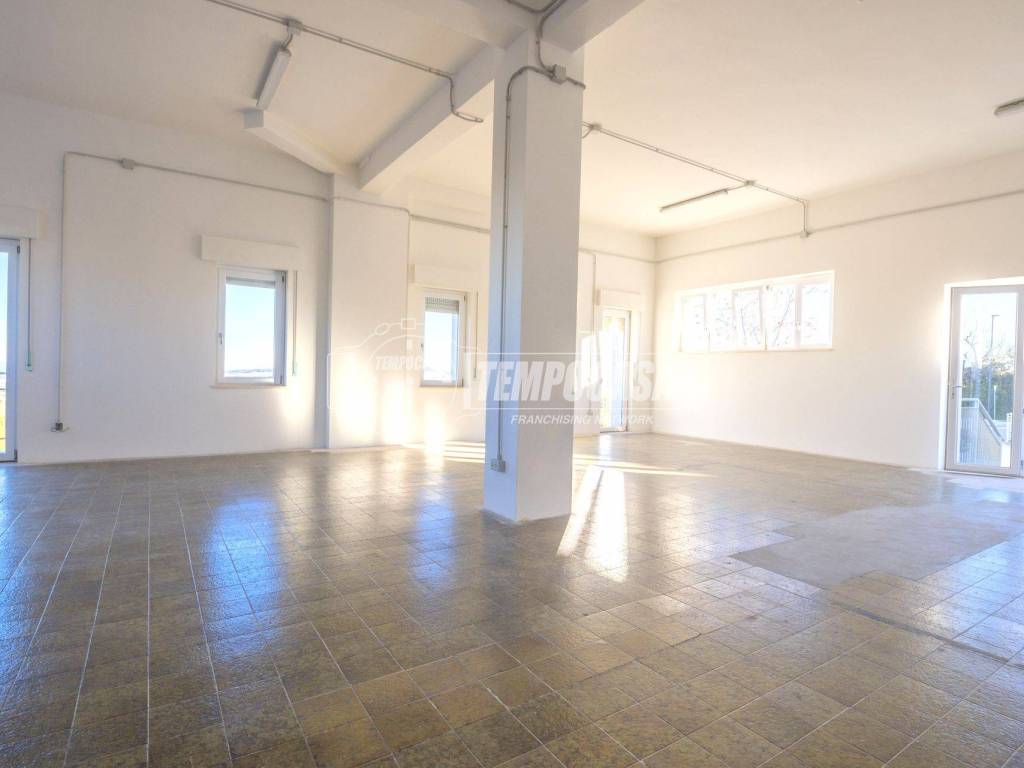 locale commerciale in vendita a Montelupone