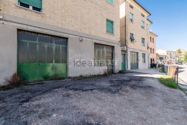 locale di sgombero in vendita a Monte San Giusto