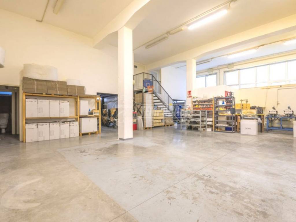 locale commerciale in vendita a Monte San Giusto