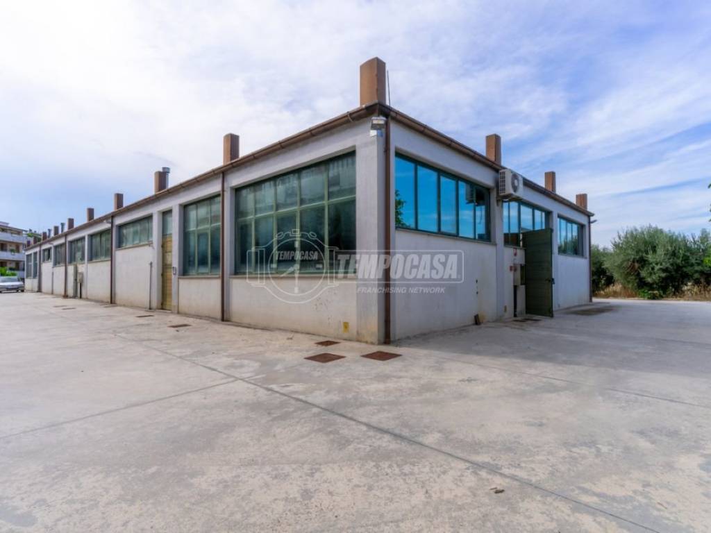 locale commerciale in vendita a Monte San Giusto