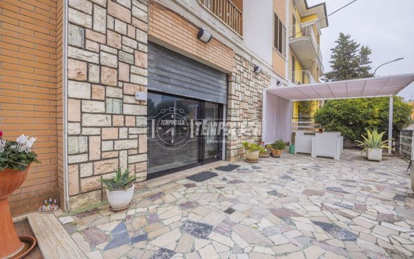 locale commerciale in vendita a Monte San Giusto