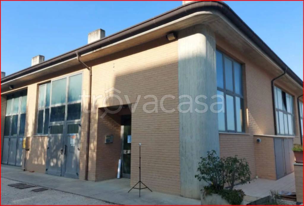 locale commerciale in vendita a Monte San Giusto