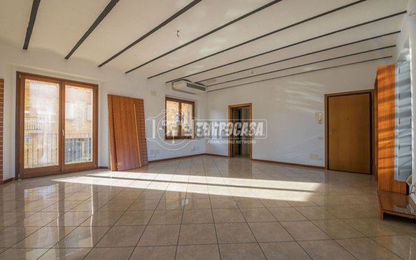 locale commerciale in vendita a Monte San Giusto