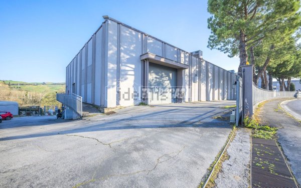 locale di sgombero in vendita a Monte San Giusto in zona Villa San Filippo