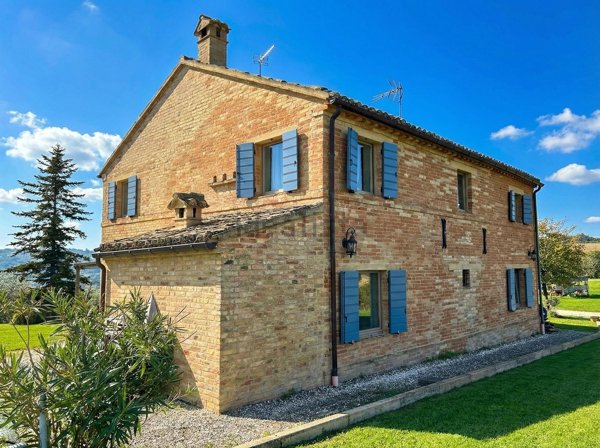 casale in vendita a Monte San Giusto