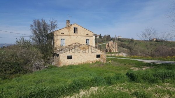 casale in vendita a Monte San Giusto