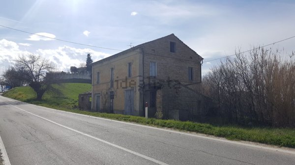 casale in vendita a Monte San Giusto