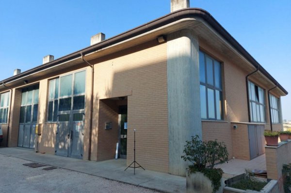 locale commerciale in vendita a Monte San Giusto