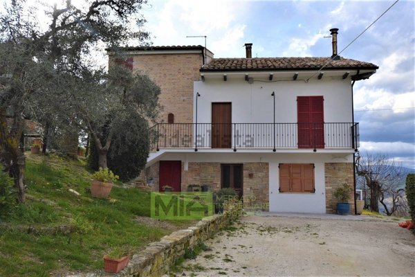 casa indipendente in vendita a Monte San Martino