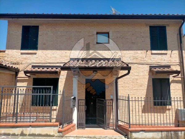 casa indipendente in vendita a Monte San Martino