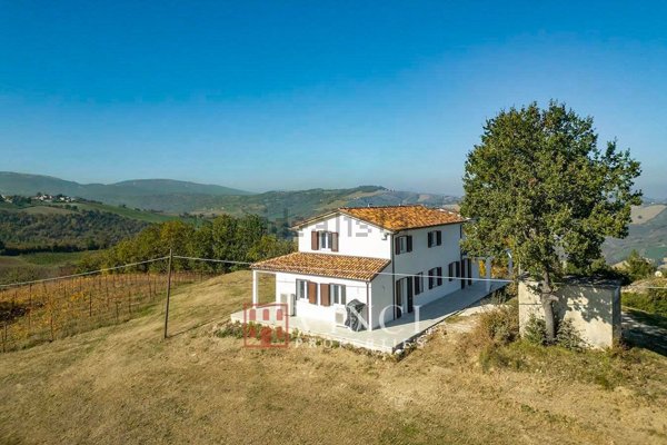casa indipendente in vendita a Monte San Martino