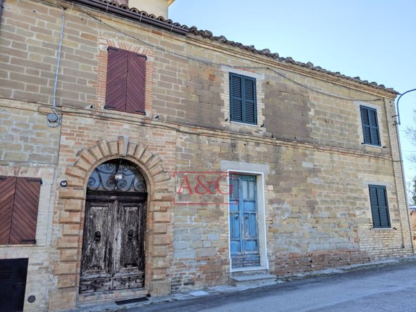 casa indipendente in vendita a Monte San Martino
