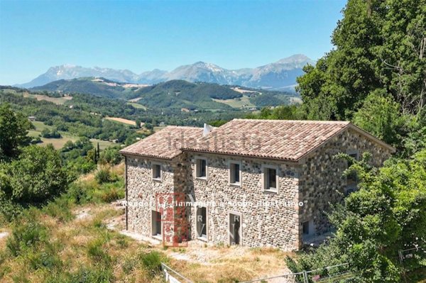 casale in vendita a Monte San Martino