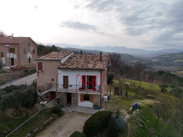 casa indipendente in vendita a Monte San Martino