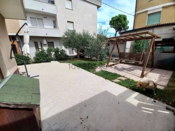 appartamento in vendita a Morrovalle in zona Trodica