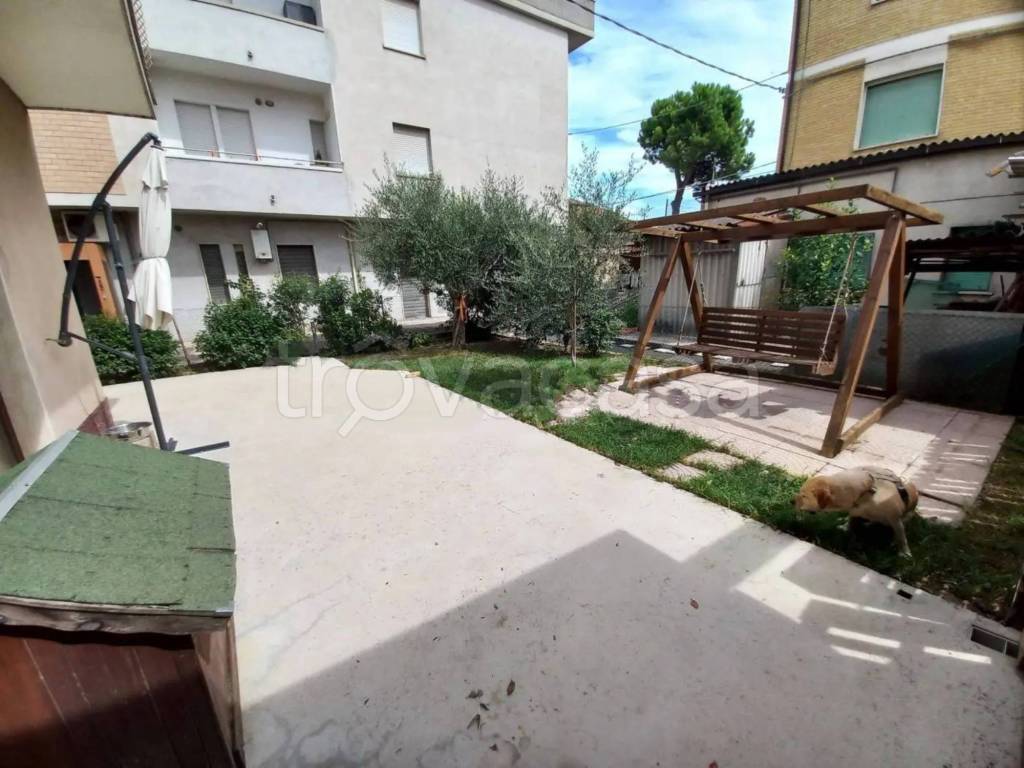 appartamento in vendita a Morrovalle in zona Trodica