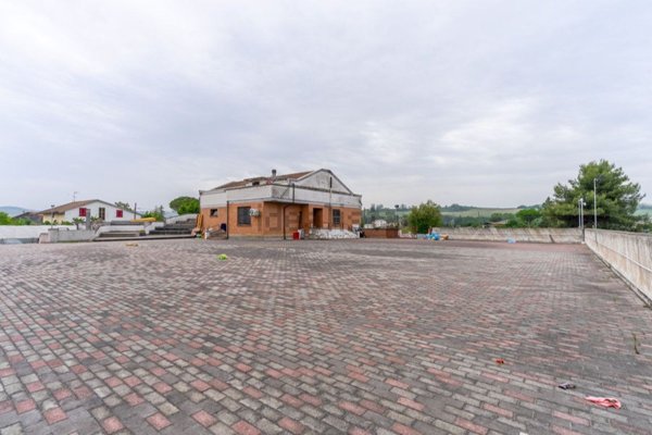 capannone in vendita a Morrovalle in zona Trodica