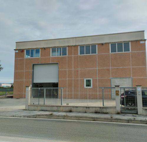 locale commerciale in vendita a Morrovalle in zona Trodica