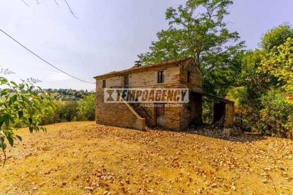 casa indipendente in vendita a Morrovalle in zona Pintura